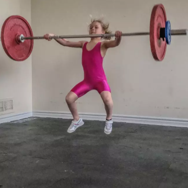 Bé gái 7 tuổi khỏe nhất thế giới nâng tạ 80 kg - 1