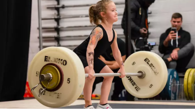 Bé gái 7 tuổi khỏe nhất thế giới nâng tạ 80 kg - 2