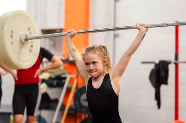 Bé gái 7 tuổi khỏe nhất thế giới nâng tạ 80 kg - 3