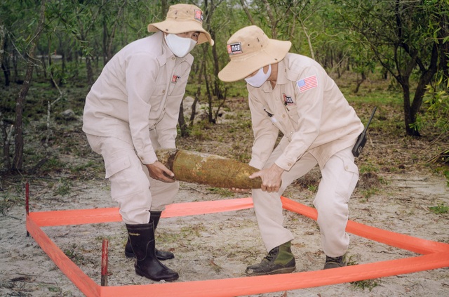 Hủy nổ hàng trăm quả đạn, rocket sót lại trong hầm vũ khí chiến tranh - 2 Hủy nổ hàng trăm quả đạn, rocket sót lại trong hầm vũ khí chiến tranh - 2