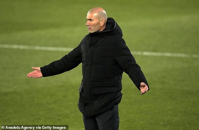 Giúp Real Madrid thoát hiểm, HLV Zidane lại báo tin buồn - 1