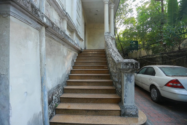 Admire the old French residence that used to be the residence of King Bao Dai in Hanoi - 9