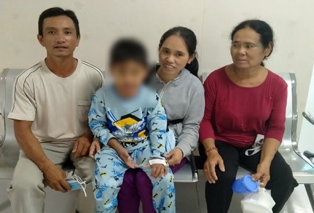 Bé 9 tuổi bị cô đặc máu, nguy kịch vì sốt xuất huyết - 2 Bé 9 tuổi bị cô đặc máu, nguy kịch vì sốt xuất huyết - 2