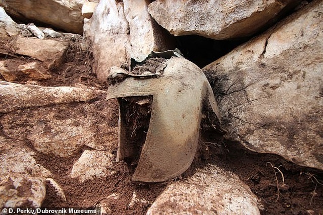 Tìm thấy mũ sắt của chiến binh Hy Lạp trong ngôi mộ đá hơn 2.000 năm tuổi - 2