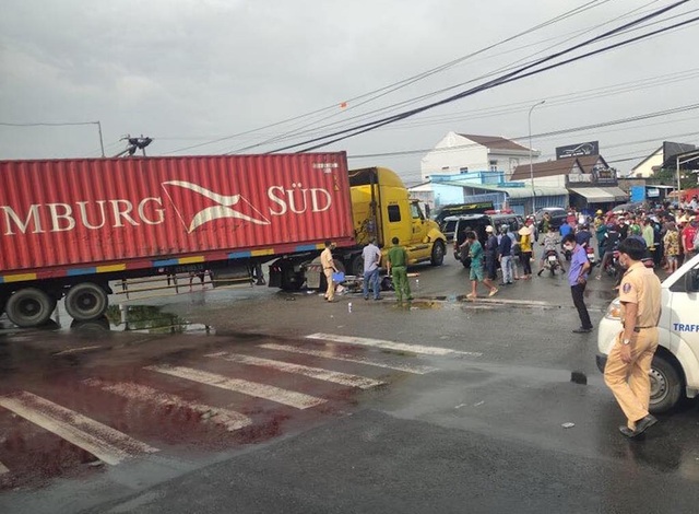 Trên đường đi mời cưới, 2 mẹ con bị container cán thương vong - 3 Trên đường đi mời cưới, 2 mẹ con bị container cán thương vong - 3
