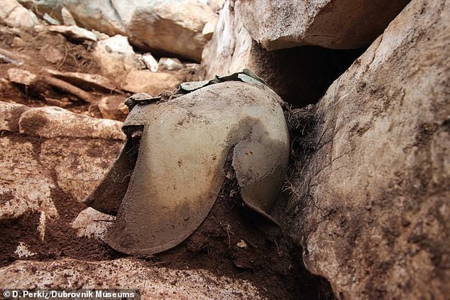 Tìm thấy mũ sắt của chiến binh Hy Lạp trong ngôi mộ đá hơn 2.000 năm tuổi - 1