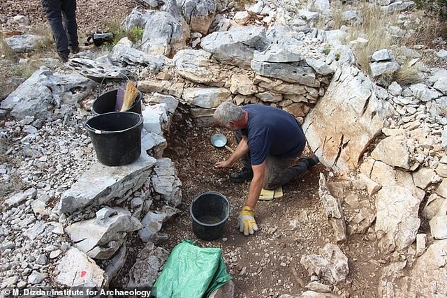 Tìm thấy mũ sắt của chiến binh Hy Lạp trong ngôi mộ đá hơn 2.000 năm tuổi - 3