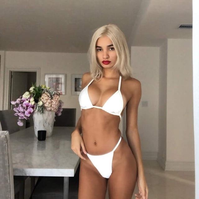 Ca sĩ mới nổi Pia Mia khoe thân hình bốc lửa