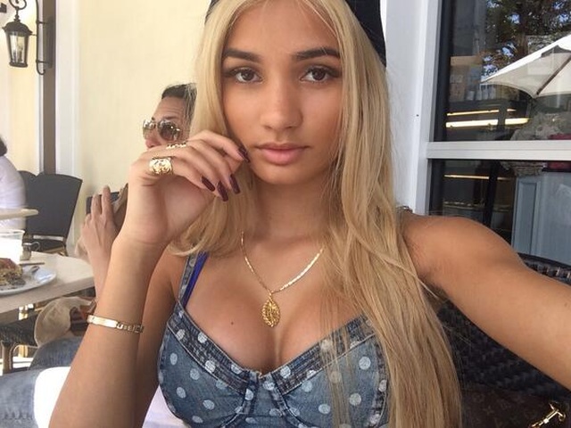 Ca sĩ mới nổi Pia Mia khoe thân hình bốc lửa