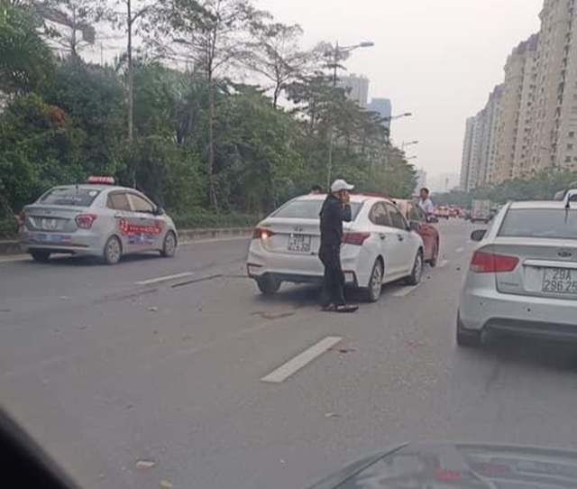 3 ô tô tông liên hoàn, cầu Nhật Tân ùn tắc cục bộ - 2 3 ô tô tông liên hoàn, cầu Nhật Tân ùn tắc cục bộ - 2