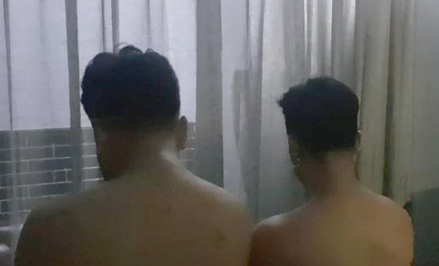 Cảnh sát đột kích động đồng tính nam núp bóng massage - 1