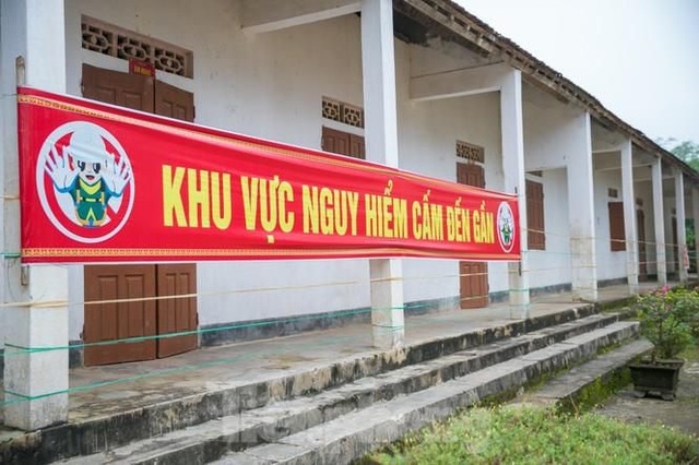 Trường sắp sập, học sinh phải học tạm trong nhà xe cũ - 6 Trường sắp sập, học sinh phải học tạm trong nhà xe cũ - 6