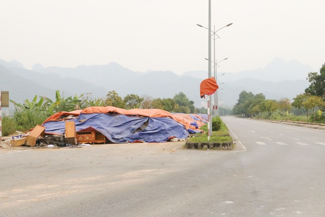 Ngộp thở vì ô nhiễm, dân dựng lều chặn xe chở rác - 6 Ngộp thở vì ô nhiễm, dân dựng lều chặn xe chở rác - 6