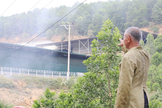 Ngộp thở vì ô nhiễm, dân dựng lều chặn xe chở rác - 2 Ngộp thở vì ô nhiễm, dân dựng lều chặn xe chở rác - 2