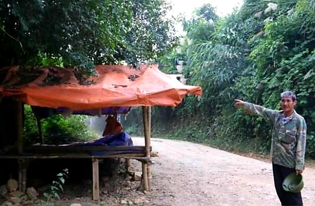 Ngộp thở vì ô nhiễm, dân dựng lều chặn xe chở rác - 3 Ngộp thở vì ô nhiễm, dân dựng lều chặn xe chở rác - 3