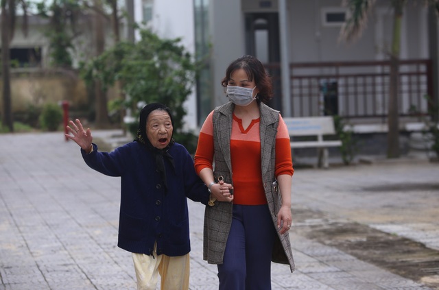 Mẹ VNAH Lê Thị Xuân: Hạnh phúc khi được vào lăng viếng Bác - 2 Mẹ VNAH Lê Thị Xuân: Hạnh phúc khi được vào lăng viếng Bác - 2