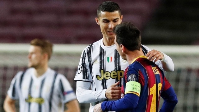 Bức ảnh Messi quỳ gối trước C.Ronaldo gây phẫn nộ - 2