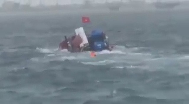 Chìm tàu chở hàng ra đảo Lý Sơn, 3 thuyền viên được cứu sống - 1 Chìm tàu chở hàng ra đảo Lý Sơn, 3 thuyền viên được cứu sống - 1