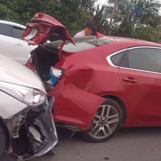 3 ô tô tông liên hoàn, cầu Nhật Tân ùn tắc cục bộ - 1 3 ô tô tông liên hoàn, cầu Nhật Tân ùn tắc cục bộ - 1