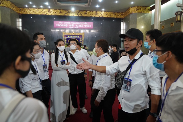 Xúc động hình ảnh nghệ sĩ nắm tay nhau hộ tống linh cữu danh hài Chí Tài - 16