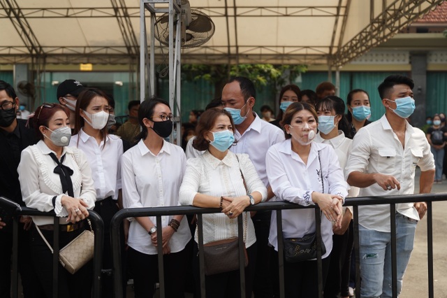 Xúc động hình ảnh nghệ sĩ nắm tay nhau hộ tống linh cữu danh hài Chí Tài - 20