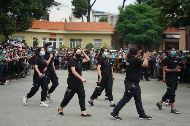 Khán giả đội mưa tiễn cố danh hài Chí Tài, Hoài Linh vái lạy linh cữu - 1 Khán giả đội mưa tiễn cố danh hài Chí Tài, Hoài Linh vái lạy linh cữu - 1