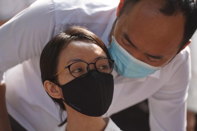Xúc động hình ảnh nghệ sĩ nắm tay nhau hộ tống linh cữu danh hài Chí Tài - 6