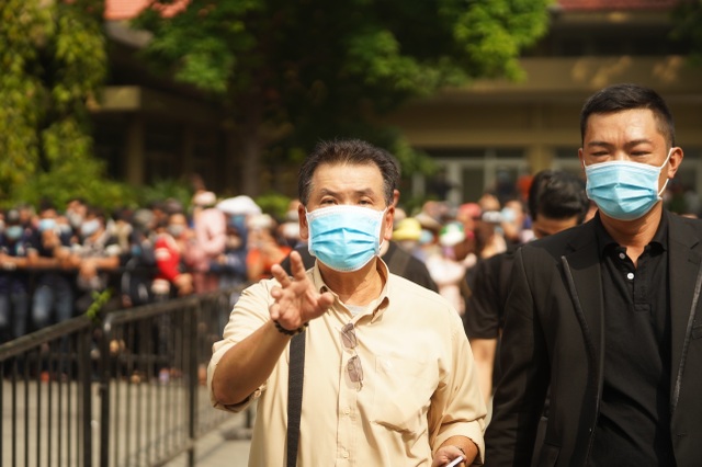 Xúc động hình ảnh nghệ sĩ nắm tay nhau hộ tống linh cữu danh hài Chí Tài - 11