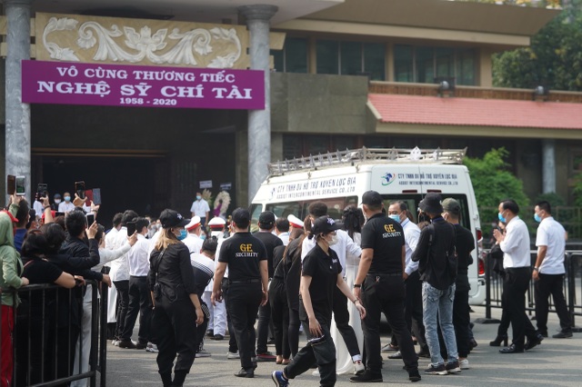 Xúc động hình ảnh nghệ sĩ nắm tay nhau hộ tống linh cữu danh hài Chí Tài - 17