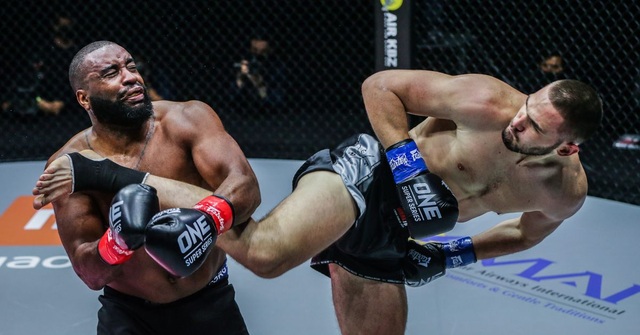 Cú đá xoay người vặn nắp chai tuyệt đỉnh, hạ knock-out đối thủ - 1 Cú đá xoay người vặn nắp chai tuyệt đỉnh, hạ knock-out đối thủ - 1