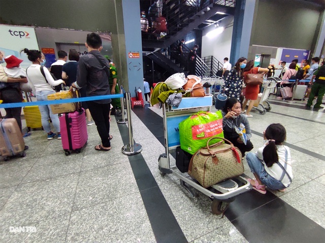 Tăng thêm làn xe cho taxi đón khách ở sân bay Tân Sơn Nhất - 3