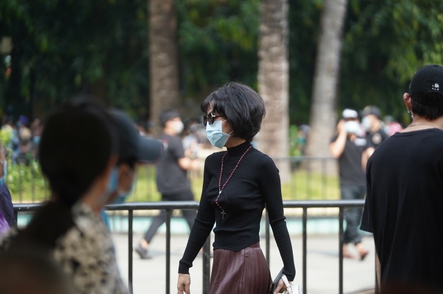 Xúc động hình ảnh nghệ sĩ nắm tay nhau hộ tống linh cữu danh hài Chí Tài - 12