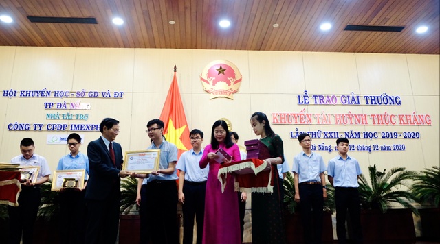 Đà Nẵng trao giải thưởng Huỳnh Thúc Kháng đến 48 học sinh xuất sắc - 1