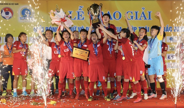 TPHCM nhận cúp tại giải bóng đá nữ vô địch quốc gia năm 2020 - 1