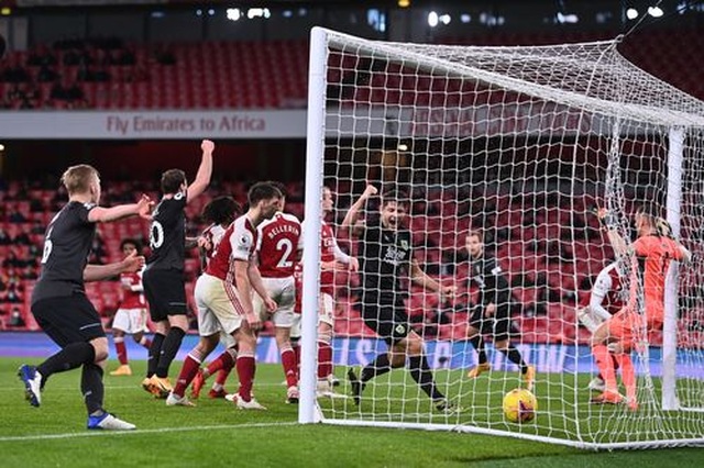 Xhaka bị đuổi, Aubameyang đốt đền, Arsenal lún sâu vào khủng hoảng - 2 Xhaka bị đuổi, Aubameyang đốt đền, Arsenal lún sâu vào khủng hoảng - 2