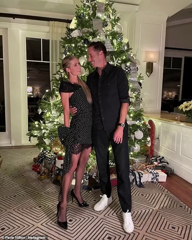 Paris Hilton hạnh phúc đón Giáng sinh bên bồ mới