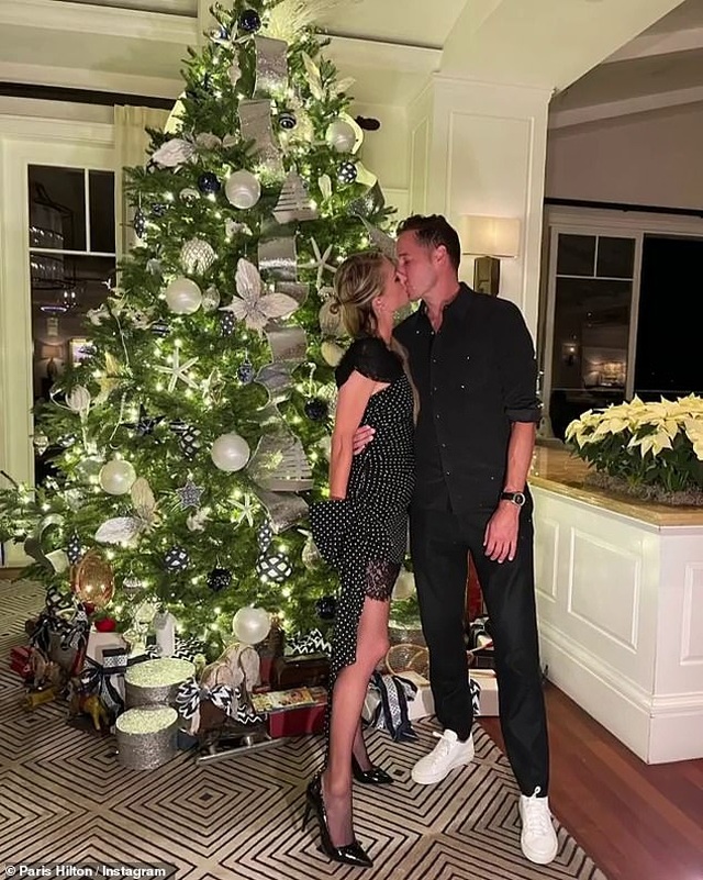 Paris Hilton hạnh phúc đón Giáng sinh bên bồ mới