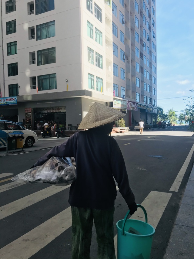 Người già mưu sinh giữa thành phố du lịch những ngày cuối năm - 5 Người già mưu sinh giữa thành phố du lịch những ngày cuối năm - 5