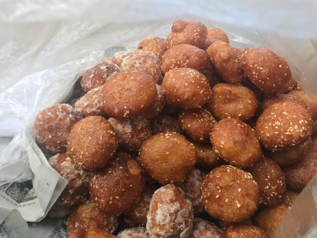 Người già mưu sinh giữa thành phố du lịch những ngày cuối năm - 2 Người già mưu sinh giữa thành phố du lịch những ngày cuối năm - 2