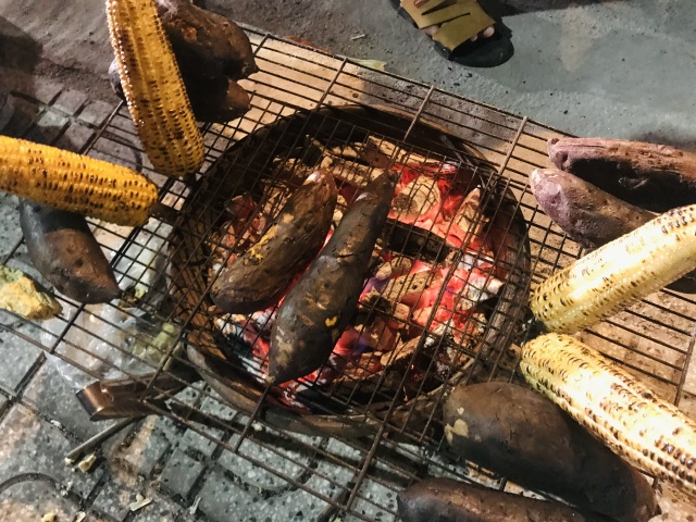 Người già mưu sinh giữa thành phố du lịch những ngày cuối năm - 3 Người già mưu sinh giữa thành phố du lịch những ngày cuối năm - 3