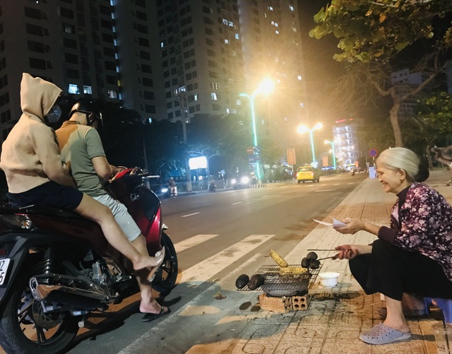 Người già mưu sinh giữa thành phố du lịch những ngày cuối năm - 7 Người già mưu sinh giữa thành phố du lịch những ngày cuối năm - 7