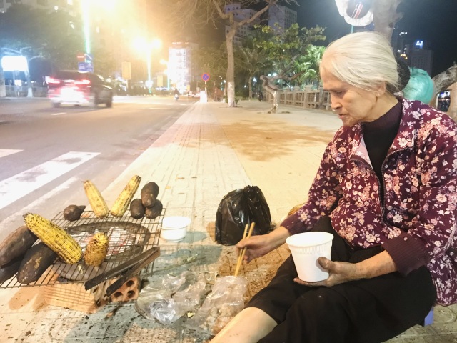 Người già mưu sinh giữa thành phố du lịch những ngày cuối năm - 6 Người già mưu sinh giữa thành phố du lịch những ngày cuối năm - 6