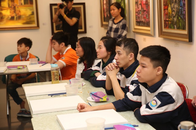 4 họa sĩ nhí và lớp dạy vẽ đặc biệt cho trẻ câm điếc - 1 4 họa sĩ nhí và lớp dạy vẽ đặc biệt cho trẻ câm điếc - 1