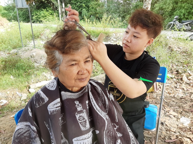 Sóc Trăng: Nhóm thợ trẻ làm tóc miễn phí cho người nghèo đón Tết - 2 Sóc Trăng: Nhóm thợ trẻ làm tóc miễn phí cho người nghèo đón Tết - 2