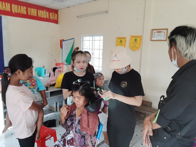 Sóc Trăng: Nhóm thợ trẻ làm tóc miễn phí cho người nghèo đón Tết - 1