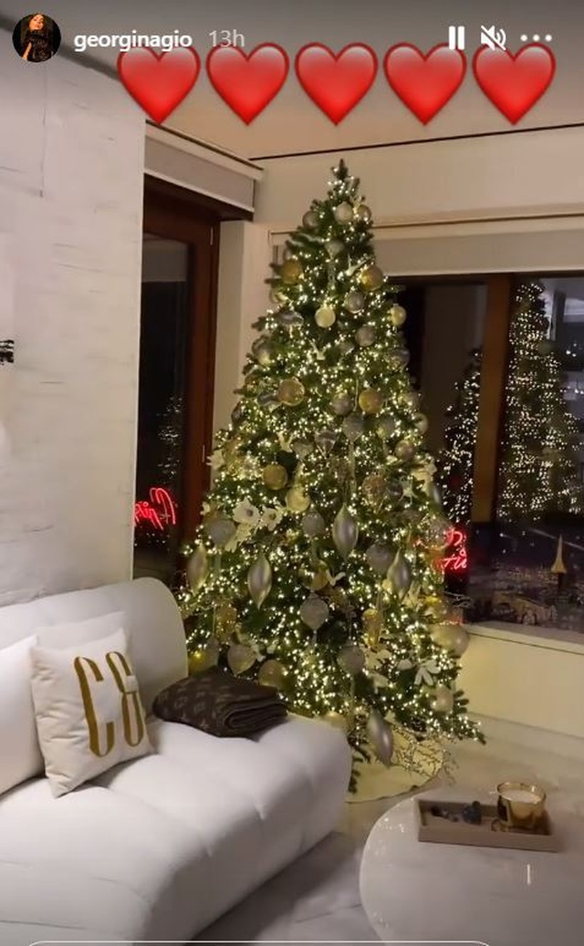 Bạn gái C.Ronaldo tạo dáng gợi cảm bên cây thông Noel - 3