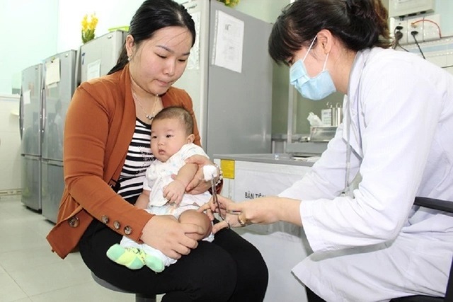 Không được chích ngừa, bé 18 tháng tuổi nguy kịch vì uốn ván - 2 Không được chích ngừa, bé 18 tháng tuổi nguy kịch vì uốn ván - 2