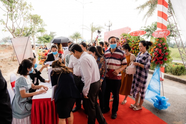Bùng nổ giao dịch tại lễ cất nóc nhà phố thương mại Ha Tien Centroria - 1 Bùng nổ giao dịch tại lễ cất nóc nhà phố thương mại Ha Tien Centroria - 1