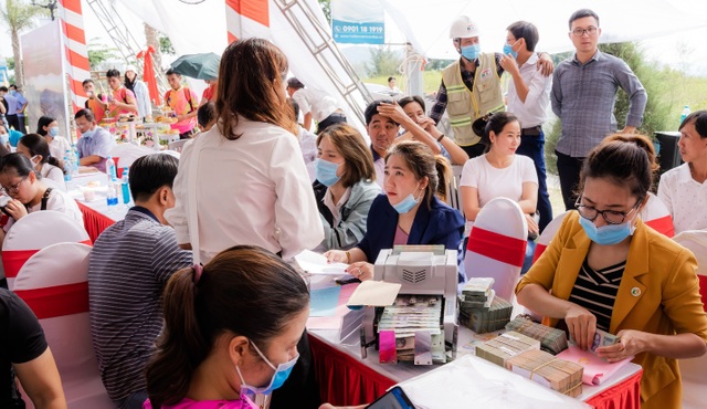 Bùng nổ giao dịch tại lễ cất nóc nhà phố thương mại Ha Tien Centroria - 6 Bùng nổ giao dịch tại lễ cất nóc nhà phố thương mại Ha Tien Centroria - 6