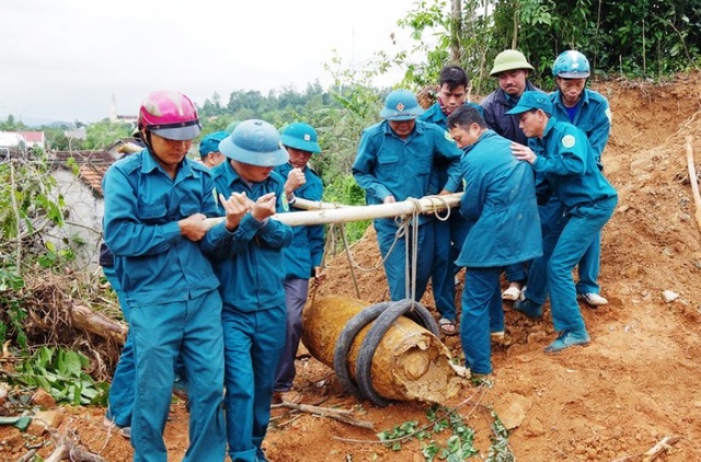 Múc móng nhà phát hiện quả bom khủng còn nguyên kíp nổ - 1 Múc móng nhà phát hiện quả bom khủng còn nguyên kíp nổ - 1